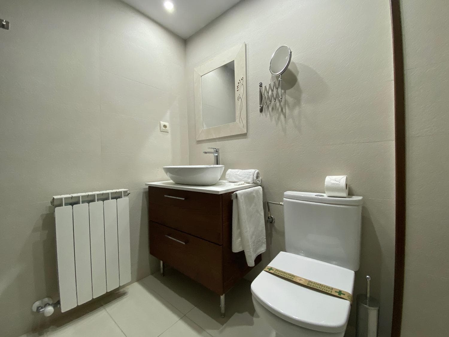 Ver: Baño completo del apartamento
