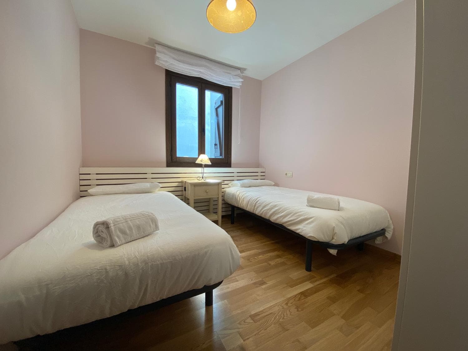 Ver: Dormitorio luminoso con armario y ropa de cama