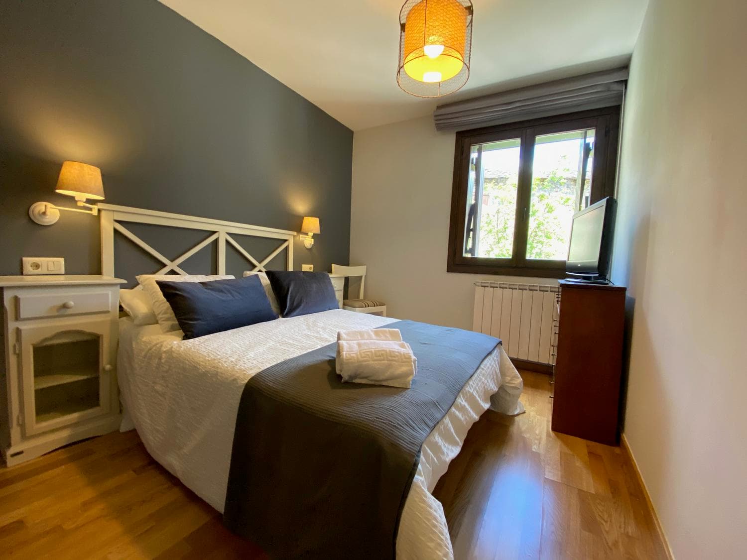 Ver: Dormitorio con cama doble preparado para huéspedes