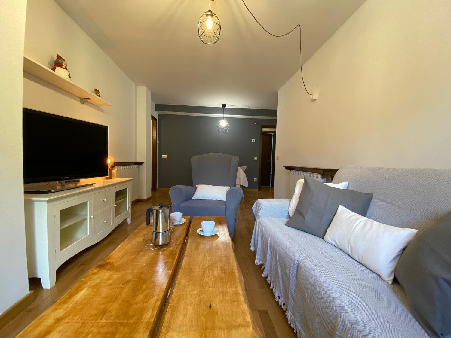 Ver: Cocina equipada y zona de comedor del apartamento