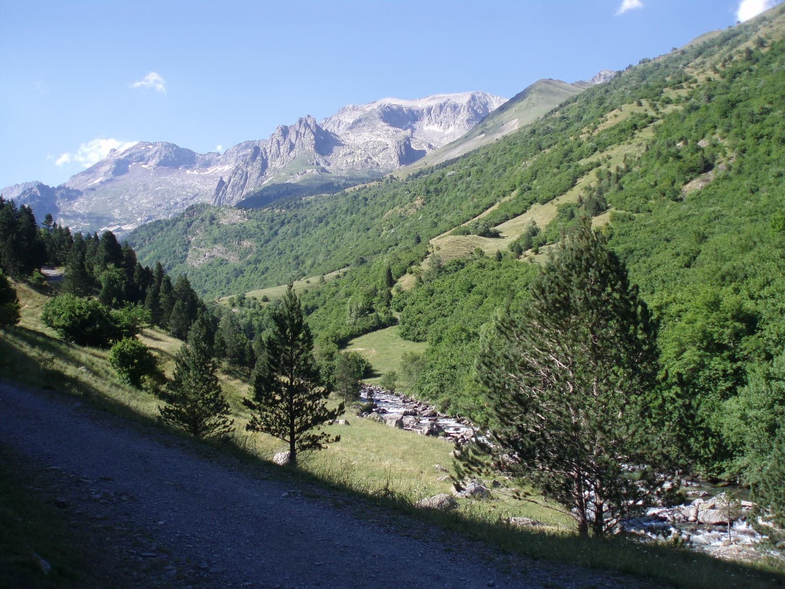 Paisaje de montaña y agua en el valle