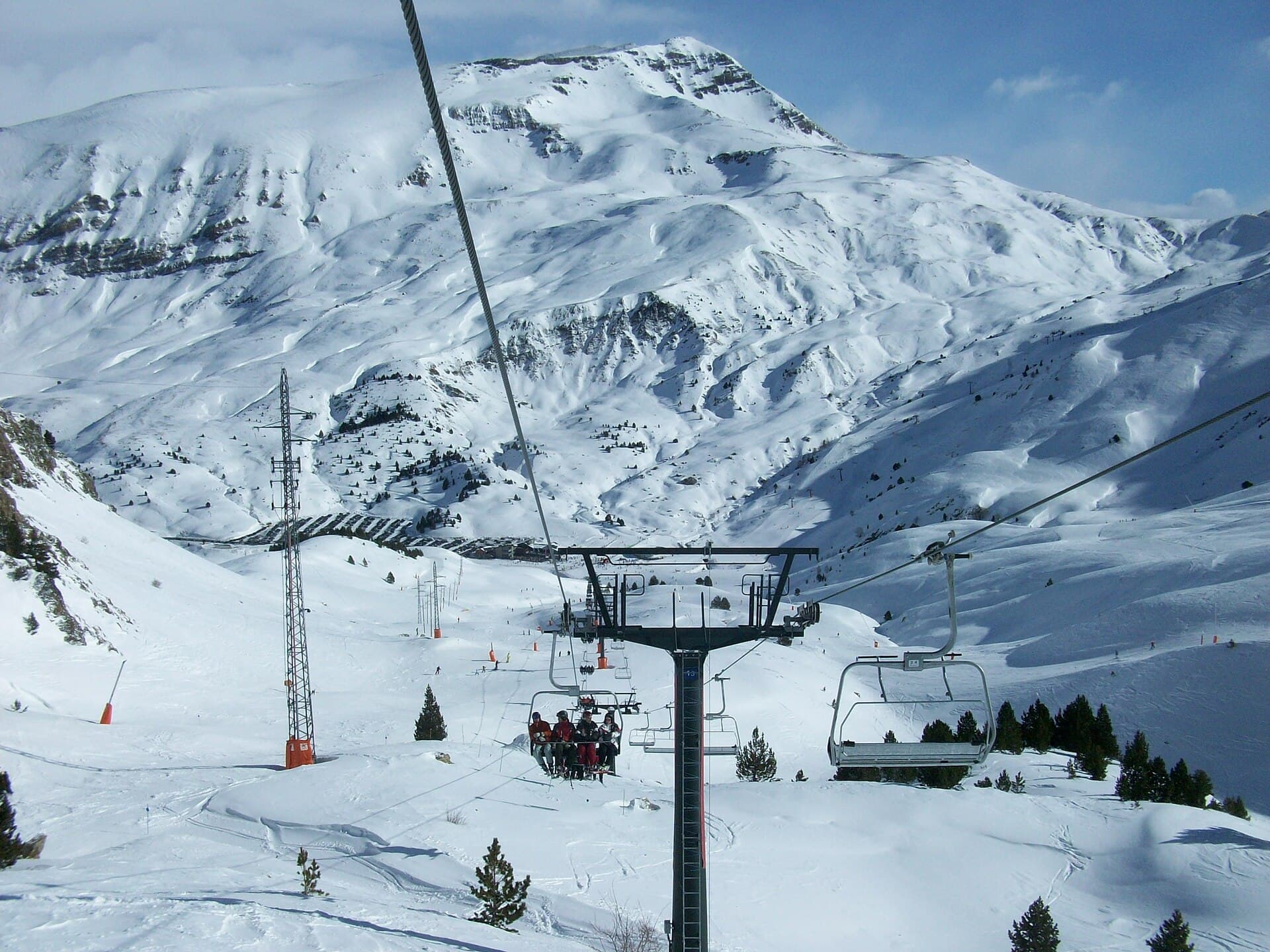 Telesilla y nieve en la estación de esquí de Cerler