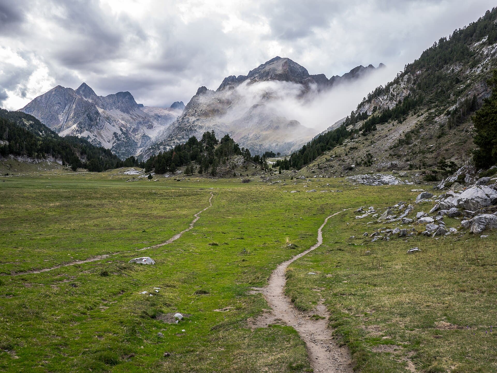 Sendero de montaña en Llanos del Hospital, Benasque
